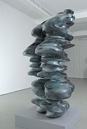 Tony Cragg - Long faces (Sculptures) h: 210 x w: 125 x d: 125 cm / h: 82.7 x w: 49.2 x d: 49.2 in