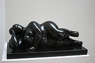Fernando Botero - Reclining Woman (Sculptures) h: 22.5 in / h: 57.2 cm