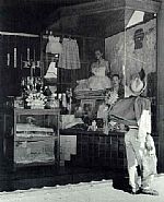 Lola Alvarez Bravo - Aprendiendo/Learning (30750) (Photographs) h: 9 x w: 7.4 in / h: 22.9 x w: 18.8 cm