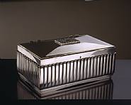 Emile Jacques Ruhlmann - Coffret rectangulaire en bronze argenté cannelé. L’intérieur est en ébène de Macassar / Rectangular box in silvered fluted bronze. Inside in Macassar ebony (Miscellaneous Decorative Items)