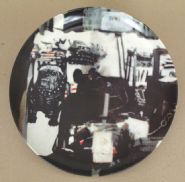 Robert Rauschenberg - Guggenheim Retrospective Limited Edition Plate – Dog Plate (Ceramics) h: 10.4 x w: 10.4 in / h: 26.4 x w: 26.4 cm