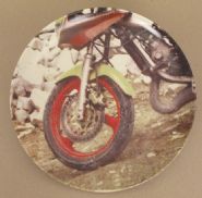 Robert Rauschenberg - Guggenheim Retrospective Limited Edition Plate – Motorcycle Plate (Ceramics) h: 10.4 x w: 10.4 in / h: 26.4 x w: 26.4 cm
