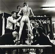 Helmut Newton - Men measuring woman, Monte-Carlo, 1996 (Photographs) h: 47 x w: 47 cm / h: 18.5 x w: 18.5 in