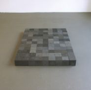 Carl Andre - 108 Carbonsite (9x12) (Installations) h: 10 x w: 90 x d: 120 cm / h: 3.9 x w: 35.4 x d: 47.2 in