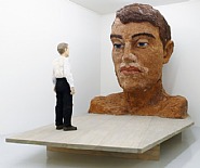 Stephan Balkenhol - Grosser Kopf mit Figur (Sculptures)