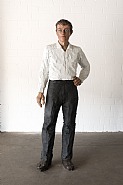 Mann mit weißem Hemd und schwarzer Hose (Man with white shirt and black trousers)