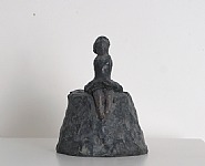 Sitzende Figur