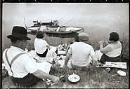 Henri Cartier-Bresson - Au Bord de la Marne (Photographs) h: 7.1 x w: 9.9 in / h: 18 x w: 25.1 cm
