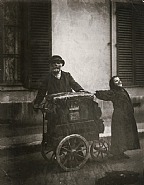 Eugène Atget - Joueur d'Orgue (Organ-Grinder and Girl) (Photographs) h: 8.5 x w: 6.5 in / h: 21.6 x w: 16.5 cm