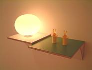 Haim Steinbach - Untitled (2 toothpick holders, lamp) (Installations)