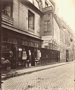 Eugène Atget - Vielle Maison, Rue de Turenne (Photographs) h: 8.5 x w: 7 in / h: 21.6 x w: 17.8 cm