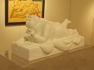 Fernando Botero - Donna sdraiata con pallina (Sculptures) h: 51 x w: 47 x d: 113 cm / h: 20.1 x w: 18.5 x d: 44.5 in