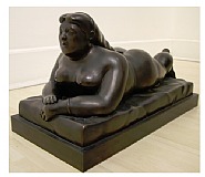 Fernando Botero - Reclining Woman (Sculptures) h: 12.6 x w: 24.4 x d: 11.8 in / h: 32 x w: 62 x d: 30 cm