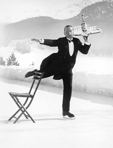  Alfred Eisenstaedt, Ice skating waiter, St.Moritz, Switzerland
