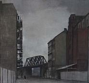 Straße mit Eisenbahnbrücke