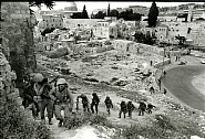 Gilles Caron - Les soldats israéliens pénètrent dans Jérusalem Est. Guerre des 6 jours. Israël juin 1967