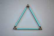Triangle équilatéral néons bleus interférents