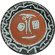 Visage en gros relief