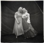 Diane Arbus - Albino Sword Swallower and Her Sister, MD., 1970