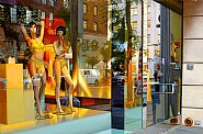 Tom Blackwell - Perla, Madison Ave, NYC (Paintings) h: 16 x w: 24 in / h: 40.6 x w: 61 cm