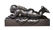 Fernando Botero - 'Donna sdraiata media su pancia' (Sculptures) h: 20 x w: 44 x d: 21 in / h: 50.8 x w: 111.8 x d: 53.3 cm