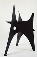 Alexander Calder - Trois pics (Sculptures) h: 96 x w: 63 x d: 66.5 in / h: 243.8 x w: 160 x d: 168.9 cm