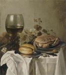 Stilleben mit Römer, Krabbe, Brötchen, Teller und Messer auf einem weissen Tischtuch