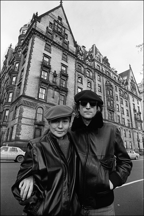 John Lennon and Yoko Ono in front of the Dakota, New York