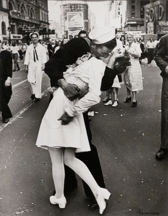 Sailor Kissing a Nurse, V-J Day, Times Square, New York by Alfred ...