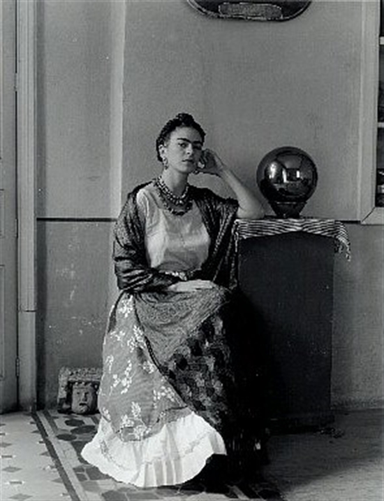 Frida Kahlo, Frida con Globo by Manuel Alvarez Bravo on artnet Auctions
