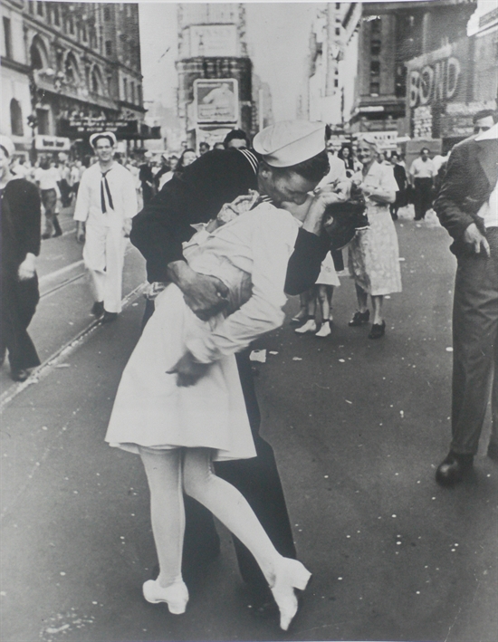 V-J day, Times Square, New York City by Alfred Eisenstaedt on artnet ...