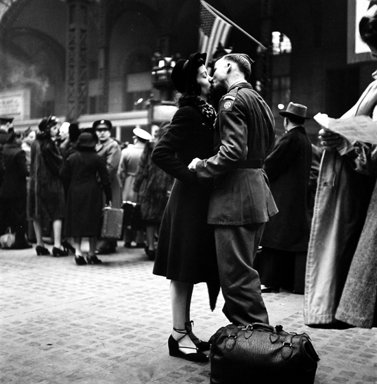 Couple in Penn Station sharing farewell kiss before he ships off to war ...